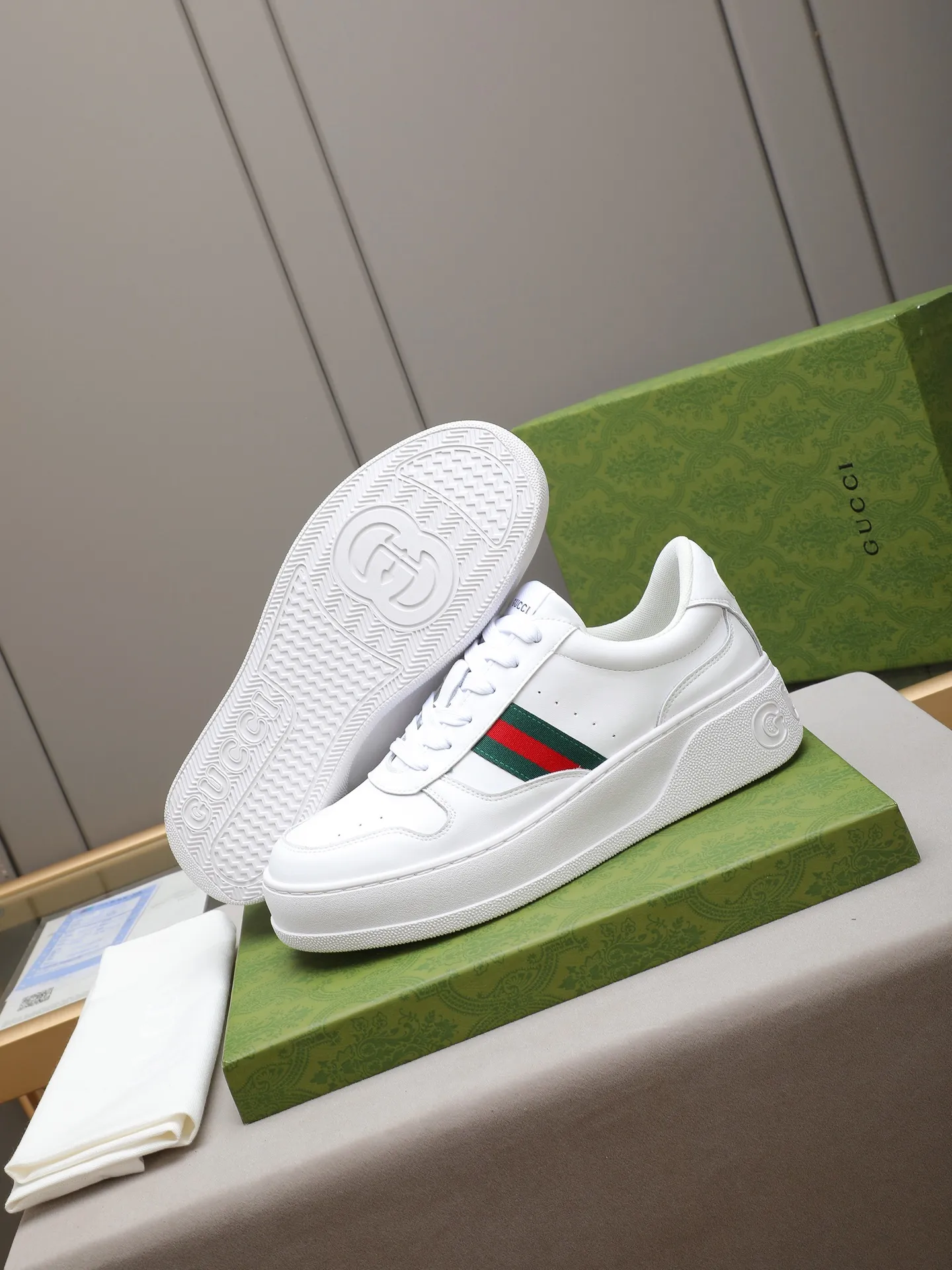 PP420 new men's shoes GUCCI fashion trend, made of first-layer calfskin➕breathable mesh lining! The foot feels super comfortable and the workmanship is impeccable. The original ultra-light outsole, size: 38-44 (45 customized), 5 colors to choose from!